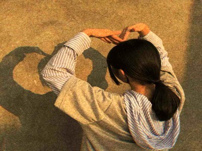 公交车上掀开裙子挺进去,公交惊现不雅举动，女子行为引众怒-2